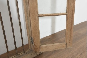 アジアンアンティーク建具　インド伝統×西洋建築の融合!　金属製縦格子付き　大型の枠付き両開き窓1枚　(R-088532)