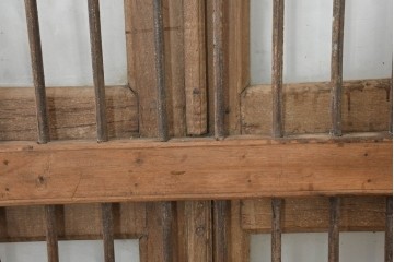 アジアンアンティーク建具　インド伝統×西洋建築の融合!　金属製縦格子付き　大型の枠付き両開き窓1枚　(R-088532)