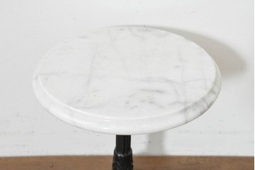 中古　美品　天板大理石　動物の脚を思わせる個性的な三つ脚デザインが存在感を放つサイドテーブル　(R-088540)