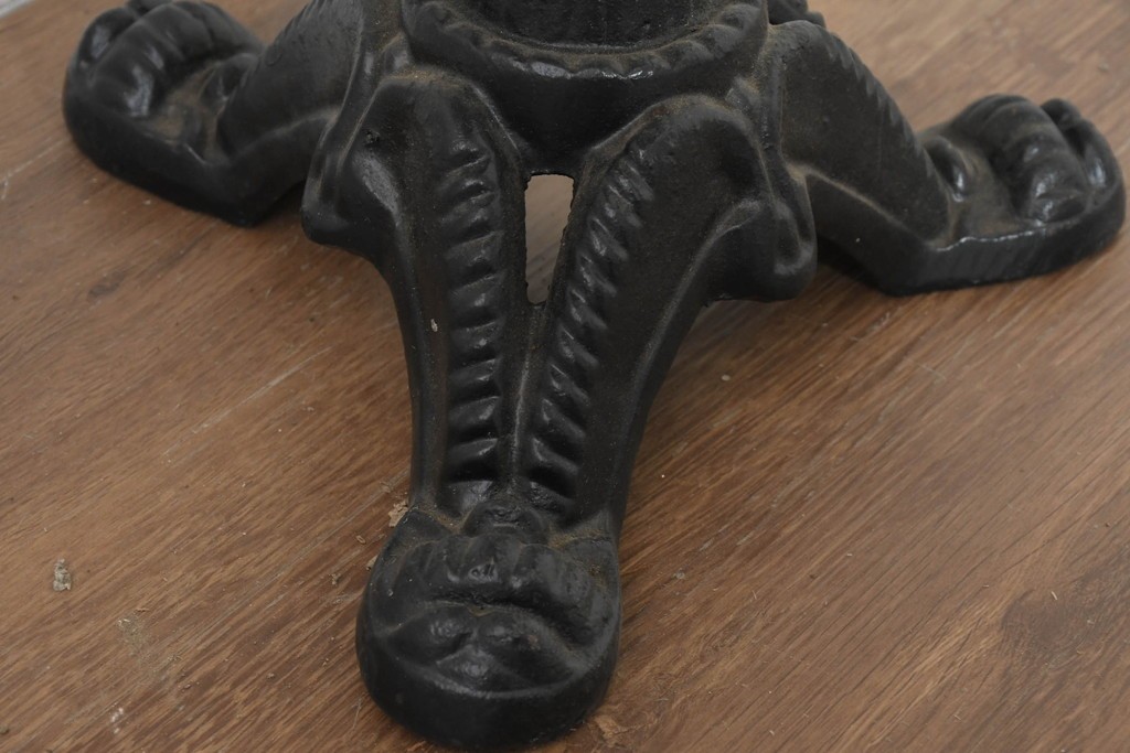 中古　美品　天板大理石　動物の脚を思わせる個性的な三つ脚デザインが存在感を放つサイドテーブル　(R-088540)