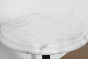 中古　美品　天板大理石　動物の脚を思わせる個性的な三つ脚デザインが存在感を放つサイドテーブル　(R-088540)