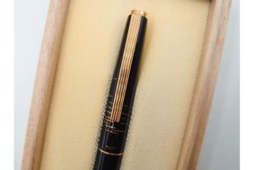 PILOT(パイロット)　國光会 吉田久斎作　14K(14金)・漆　赤富士の蒔絵が美しい万年筆　木箱付き　(R-088552)
