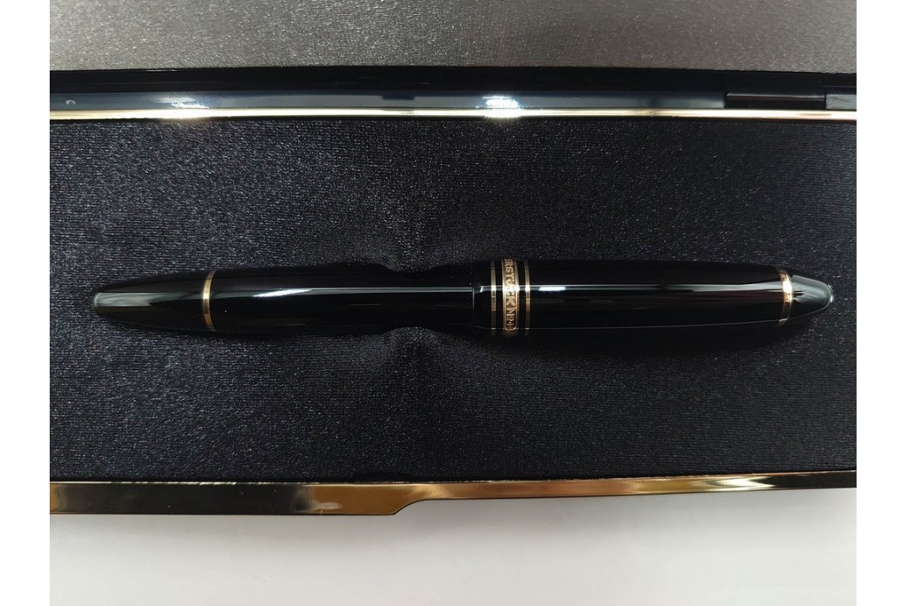 ドイツ　MONTBLANC(モンブラン)　マイスターシュテュック146　14K(14金)　艶やかなブラック軸が上品な万年筆　ケース付き　(R-088553)