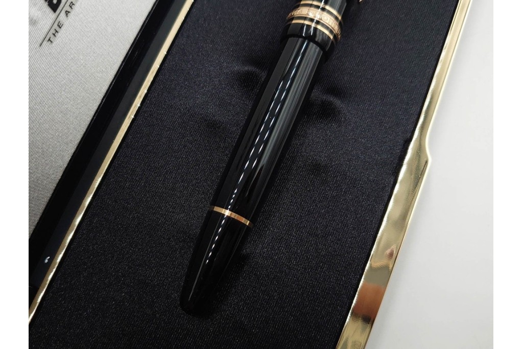 ドイツ　MONTBLANC(モンブラン)　マイスターシュテュック146　14K(14金)　艶やかなブラック軸が上品な万年筆　ケース付き　(R-088553)