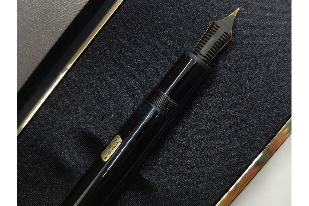 ドイツ　MONTBLANC(モンブラン)　マイスターシュテュック146　14K(14金)　艶やかなブラック軸が上品な万年筆　ケース付き　(R-088553)
