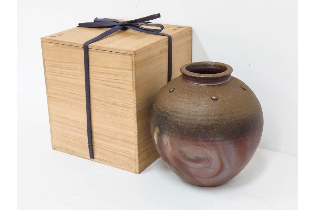 伊勢崎満　備前焼　高さ約28cm　焼き色の変化が味わい深い壷　共箱付き　(R-088557)