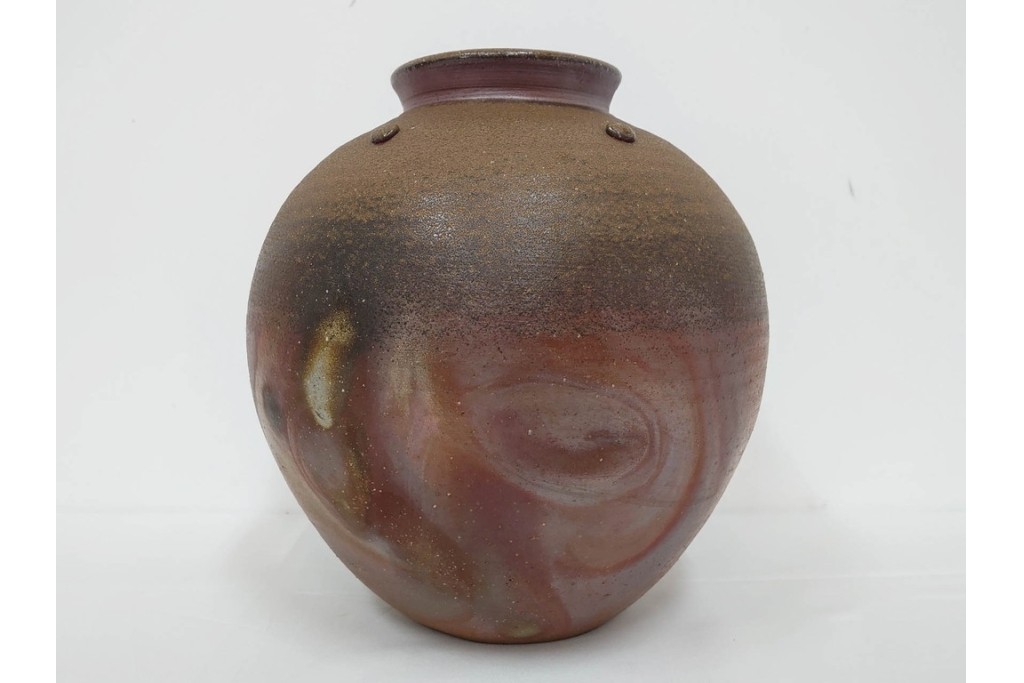 伊勢崎満　備前焼　高さ約28cm　焼き色の変化が味わい深い壷　共箱付き　(R-088557)
