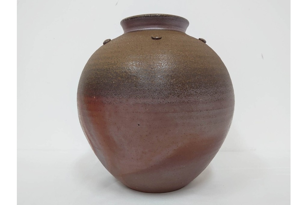伊勢崎満　備前焼　高さ約28cm　焼き色の変化が味わい深い壷　共箱付き　(R-088557)