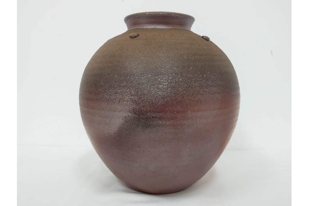 伊勢崎満　備前焼　高さ約28cm　焼き色の変化が味わい深い壷　共箱付き　(R-088557)