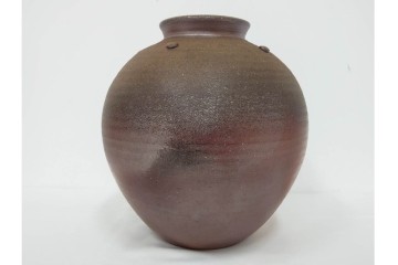 伊勢崎満　備前焼　高さ約28cm　焼き色の変化が味わい深い壷　共箱付き　(R-088557)