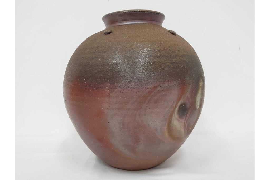 伊勢崎満　備前焼　高さ約28cm　焼き色の変化が味わい深い壷　共箱付き　(R-088557)