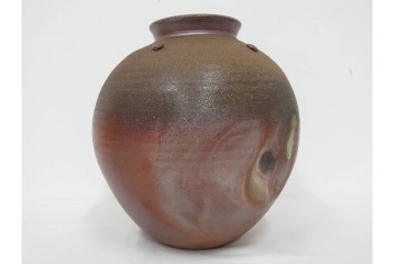 伊勢崎満　備前焼　高さ約28cm　焼き色の変化が味わい深い壷　共箱付き　(R-088557)