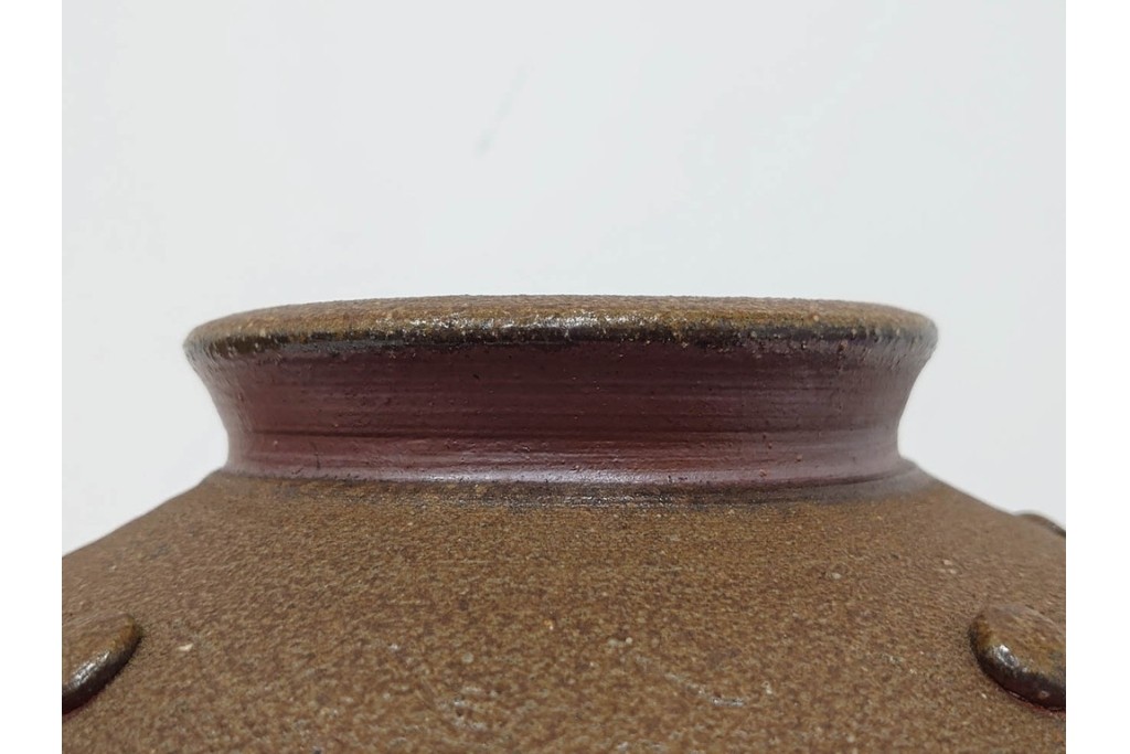 伊勢崎満　備前焼　高さ約28cm　焼き色の変化が味わい深い壷　共箱付き　(R-088557)