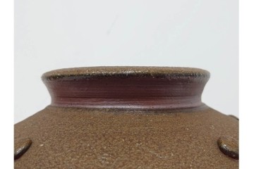 伊勢崎満　備前焼　高さ約28cm　焼き色の変化が味わい深い壷　共箱付き　(R-088557)