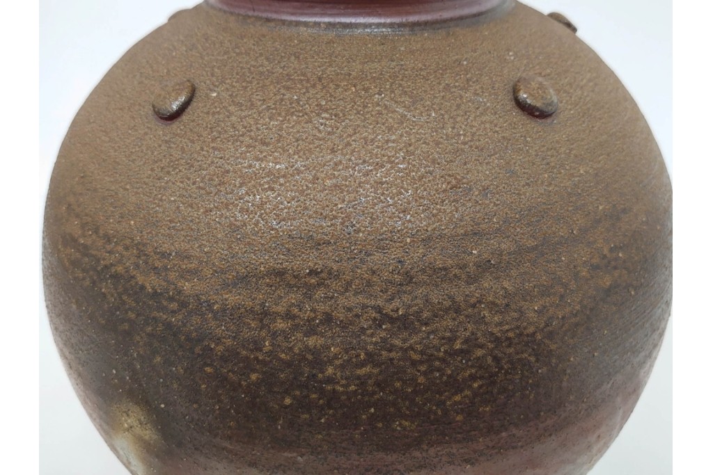 伊勢崎満　備前焼　高さ約28cm　焼き色の変化が味わい深い壷　共箱付き　(R-088557)