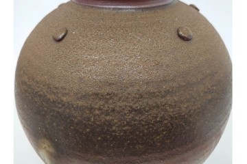 伊勢崎満　備前焼　高さ約28cm　焼き色の変化が味わい深い壷　共箱付き　(R-088557)