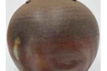 伊勢崎満　備前焼　高さ約28cm　焼き色の変化が味わい深い壷　共箱付き　(R-088557)