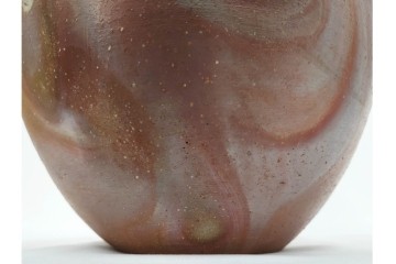 伊勢崎満　備前焼　高さ約28cm　焼き色の変化が味わい深い壷　共箱付き　(R-088557)
