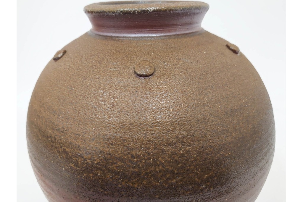 伊勢崎満　備前焼　高さ約28cm　焼き色の変化が味わい深い壷　共箱付き　(R-088557)