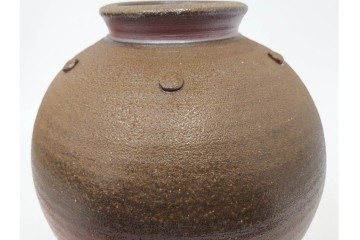 伊勢崎満　備前焼　高さ約28cm　焼き色の変化が味わい深い壷　共箱付き　(R-088557)