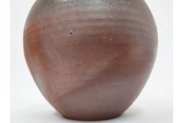 伊勢崎満　備前焼　高さ約28cm　焼き色の変化が味わい深い壷　共箱付き　(R-088557)