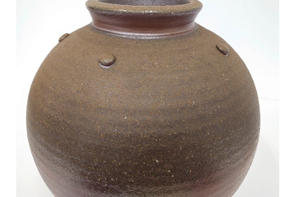 伊勢崎満　備前焼　高さ約28cm　焼き色の変化が味わい深い壷　共箱付き　(R-088557)