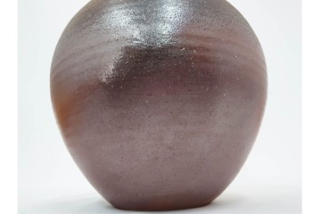 伊勢崎満　備前焼　高さ約28cm　焼き色の変化が味わい深い壷　共箱付き　(R-088557)