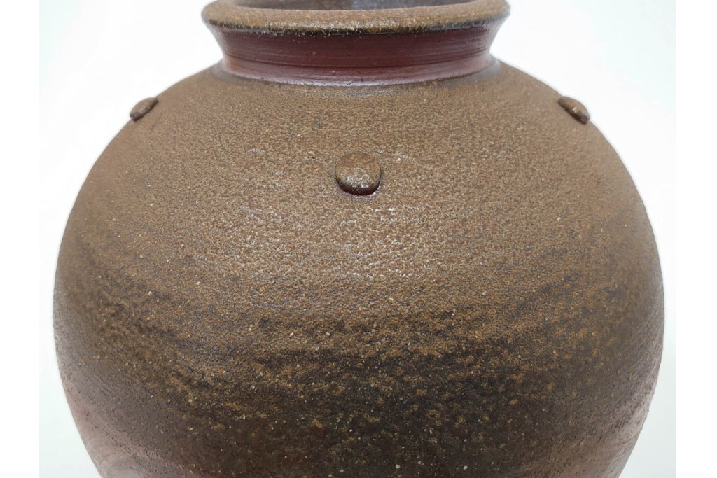 伊勢崎満　備前焼　高さ約28cm　焼き色の変化が味わい深い壷　共箱付き　(R-088557)