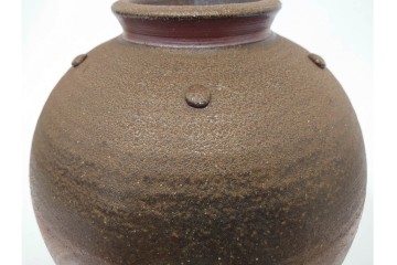 伊勢崎満　備前焼　高さ約28cm　焼き色の変化が味わい深い壷　共箱付き　(R-088557)