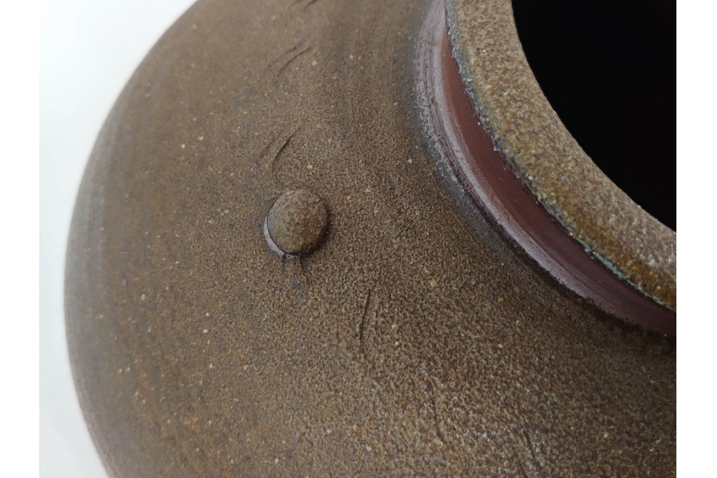 伊勢崎満　備前焼　高さ約28cm　焼き色の変化が味わい深い壷　共箱付き　(R-088557)