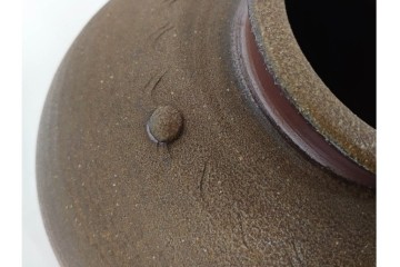 伊勢崎満　備前焼　高さ約28cm　焼き色の変化が味わい深い壷　共箱付き　(R-088557)