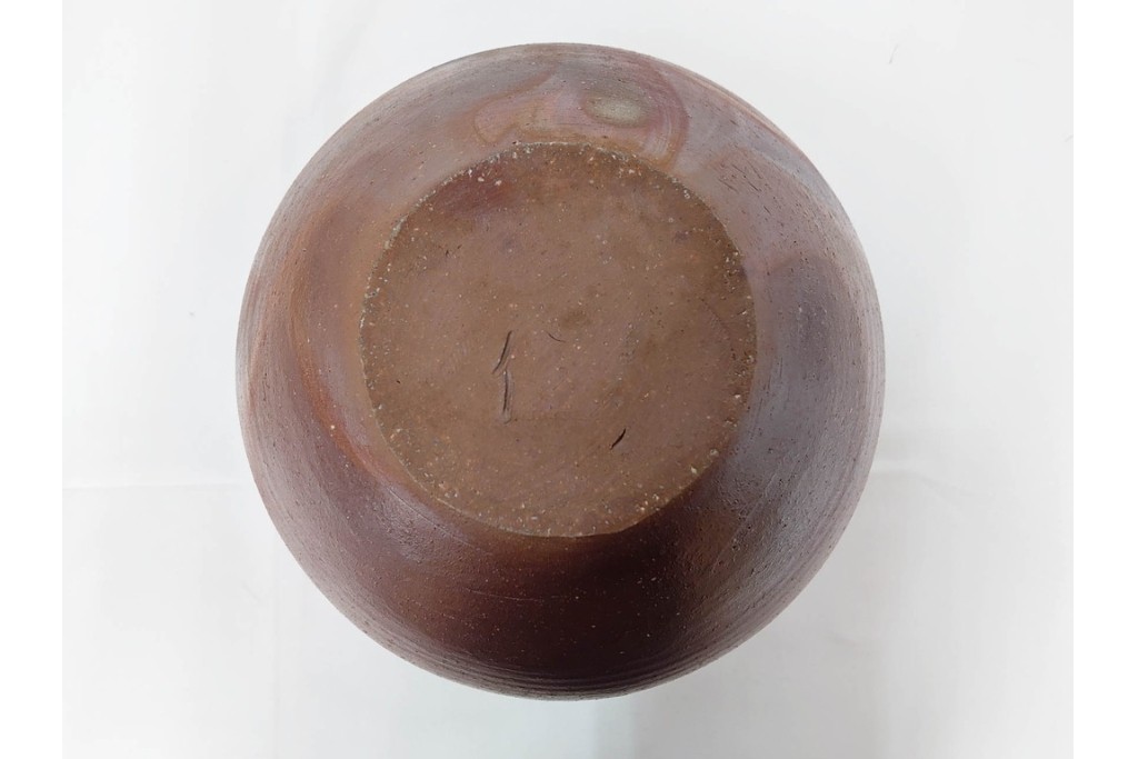 伊勢崎満　備前焼　高さ約28cm　焼き色の変化が味わい深い壷　共箱付き　(R-088557)