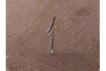 伊勢崎満　備前焼　高さ約28cm　焼き色の変化が味わい深い壷　共箱付き　(R-088557)