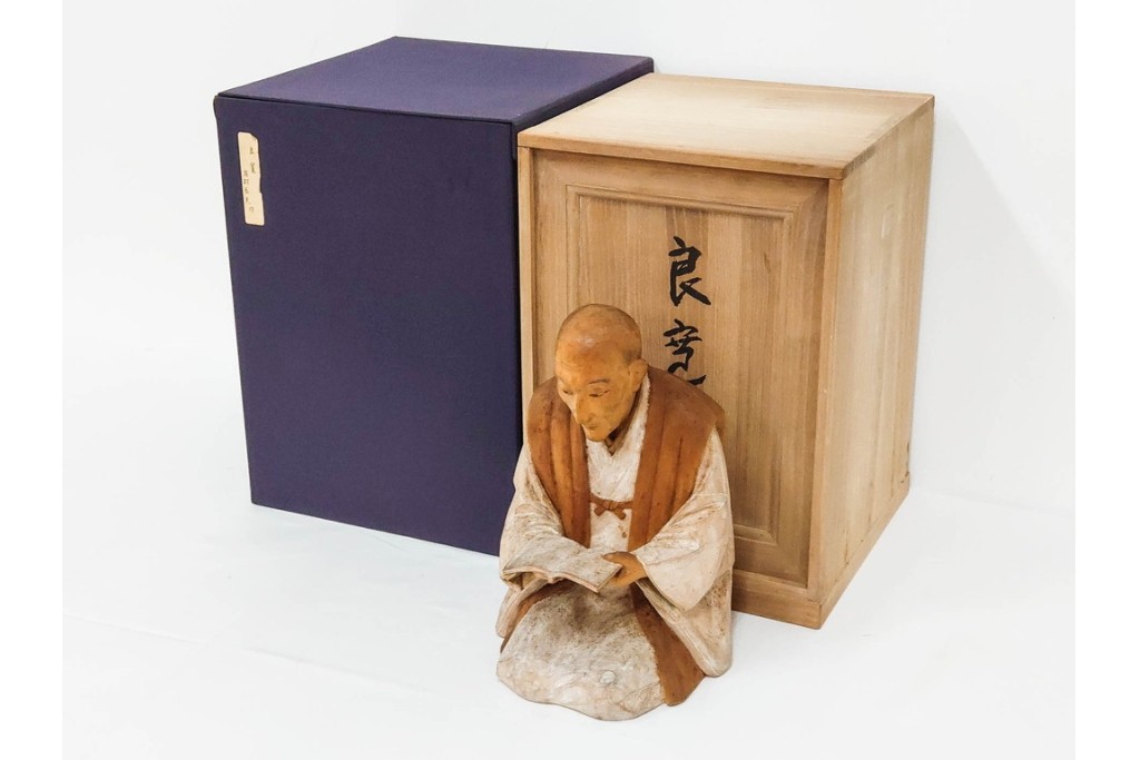 有村辰夫作　彩色・木彫　「良寛」　穏やかな表情や衣服の質感が見事に表現された座像　外箱付き　(R-088558)