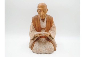 有村辰夫作　彩色・木彫　「良寛」　穏やかな表情や衣服の質感が見事に表現された座像　外箱付き　(R-088558)