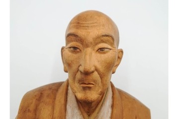 有村辰夫作　彩色・木彫　「良寛」　穏やかな表情や衣服の質感が見事に表現された座像　外箱付き　(R-088558)