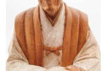 有村辰夫作　彩色・木彫　「良寛」　穏やかな表情や衣服の質感が見事に表現された座像　外箱付き　(R-088558)