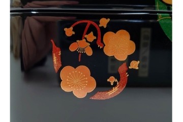 能登輪島塗　藤八屋　木製　蒔絵による花丸文が華やかな御重　共箱付き　(R-088559)
