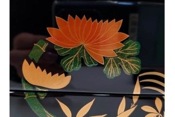 能登輪島塗　藤八屋　木製　蒔絵による花丸文が華やかな御重　共箱付き　(R-088559)