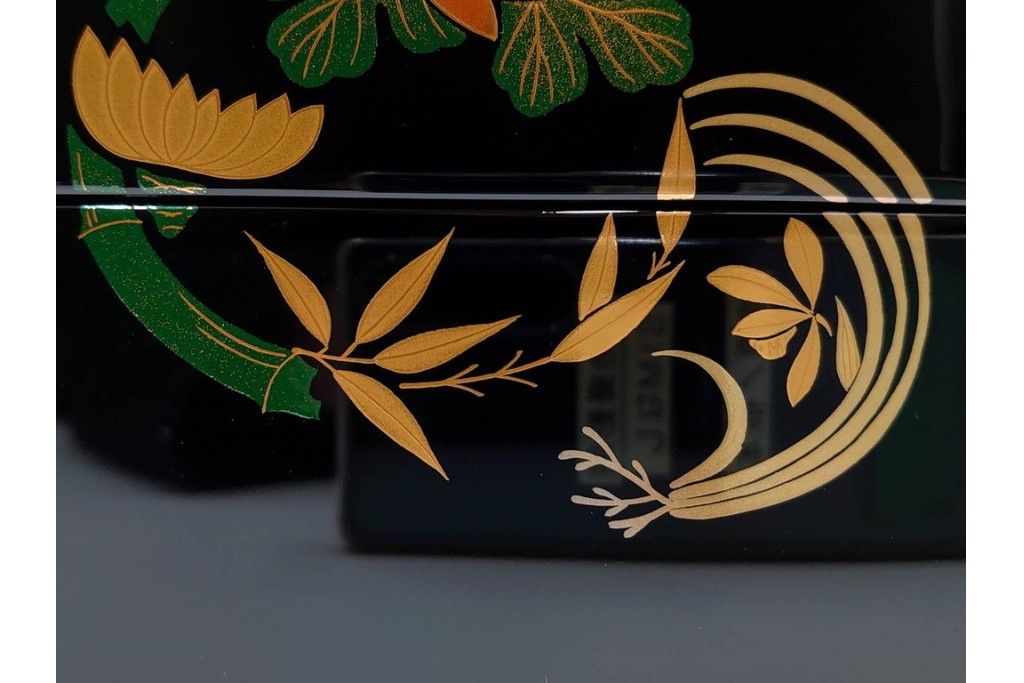 能登輪島塗　藤八屋　木製　蒔絵による花丸文が華やかな御重　共箱付き　(R-088559)