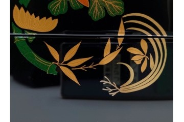 能登輪島塗　藤八屋　木製　蒔絵による花丸文が華やかな御重　共箱付き　(R-088559)