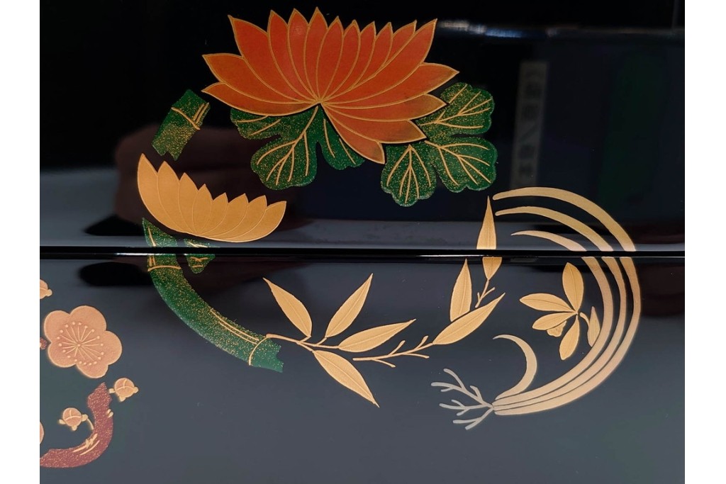 能登輪島塗　藤八屋　木製　蒔絵による花丸文が華やかな御重　共箱付き　(R-088559)