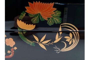 能登輪島塗　藤八屋　木製　蒔絵による花丸文が華やかな御重　共箱付き　(R-088559)