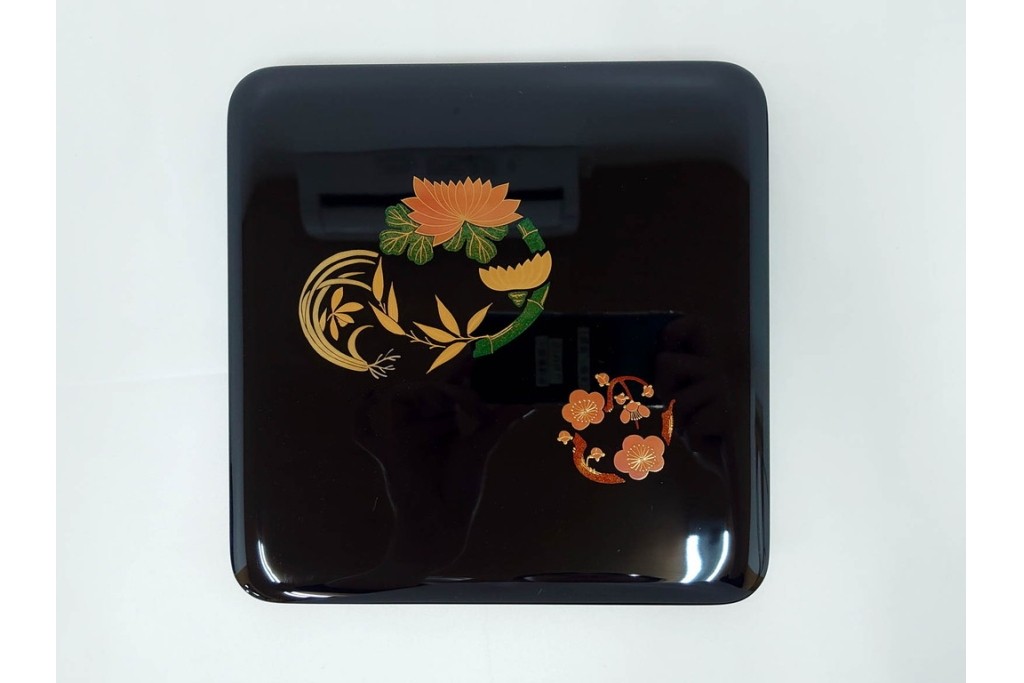 能登輪島塗　藤八屋　木製　蒔絵による花丸文が華やかな御重　共箱付き　(R-088559)