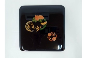 能登輪島塗　藤八屋　木製　蒔絵による花丸文が華やかな御重　共箱付き　(R-088559)