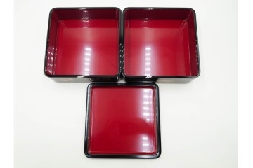 能登輪島塗　藤八屋　木製　蒔絵による花丸文が華やかな御重　共箱付き　(R-088559)
