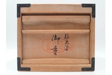 能登輪島塗　藤八屋　木製　蒔絵による花丸文が華やかな御重　共箱付き　(R-088559)
