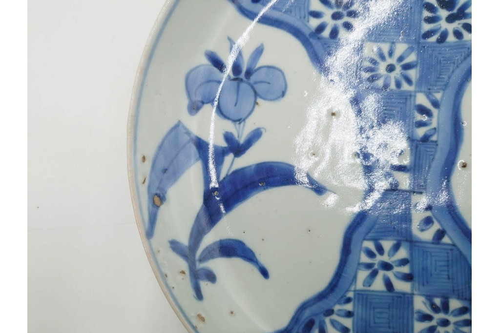 江戸期　染付　直径約21cm(6.9寸)　石畳に菖蒲文を配した爽やかな中皿　(R-088569)