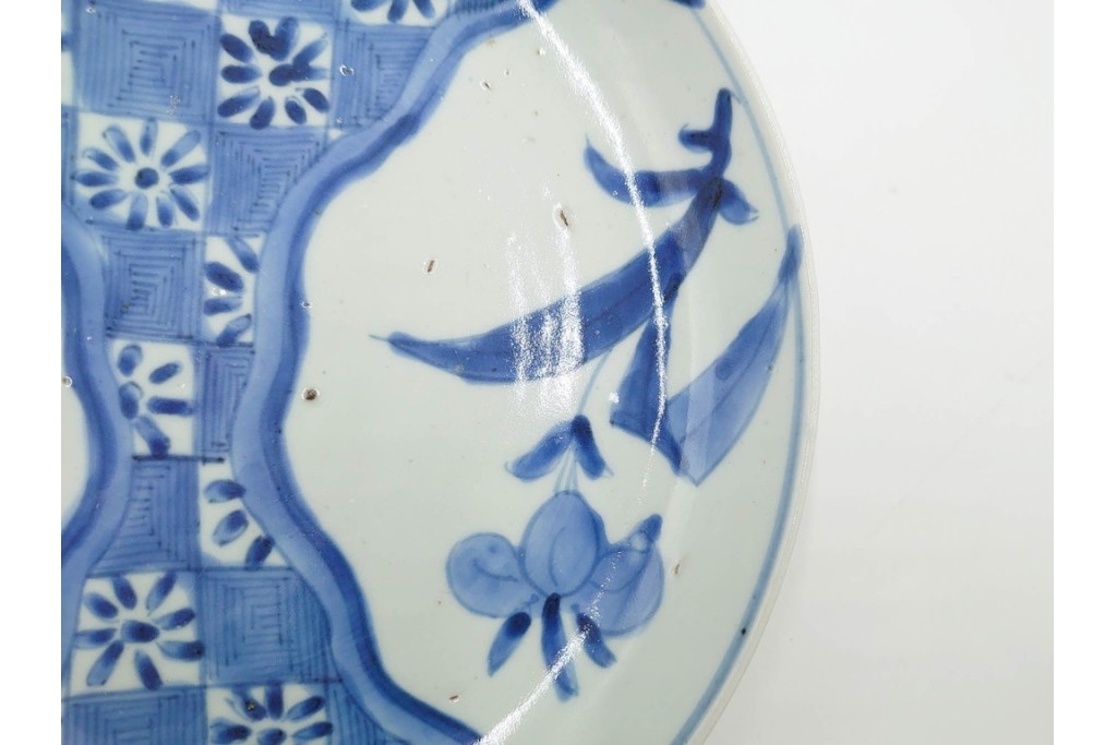江戸期　染付　直径約21cm(6.9寸)　石畳に菖蒲文を配した爽やかな中皿　(R-088569)