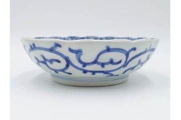 江戸期　古伊万里　染付　直径約15cm(5寸)　線描の花唐草文が美しいなます皿2枚セット　(R-088584)